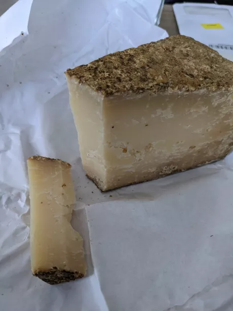 Du fromage dur avec de la croûte (Je la mange hein !) 😍🤤