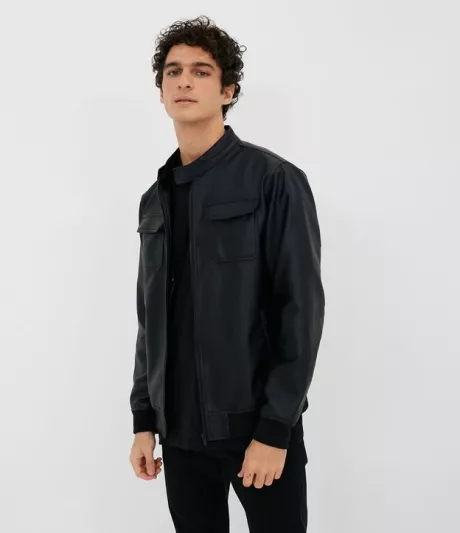 Jaqueta em Material Sintético com Capuz e Bolsos Preto