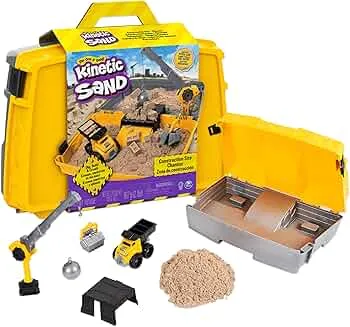 Kinetic Sand Baustellen Koffer - mit 907 g original magischem kinetischem Sand aus Schweden, Baustellenfahrzeug und Zubehör für kreatives Indoor-Sandspiel, für Kinder ab 3 Jahren: Amazon.de: Spielzeug