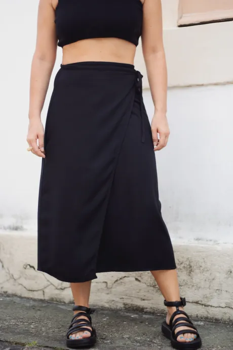 Saia Transpasse Preta Midi - Ajustável e Atemporal