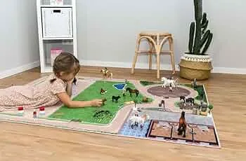 SkippiDoo Spielteppich – Kinderzimmer-Teppich mit Pferdehof, Reitplatz und Stallungen – Ideal für kleine Pferdefreunde & Figuren wie Schleich® und Playmobil® (Kleiner Ponyhof, 160 x 120 cm) : Amazon.de